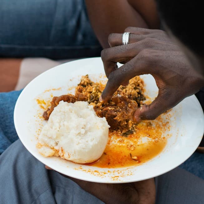 Africains heureux autour d'un plat traditionnel sain